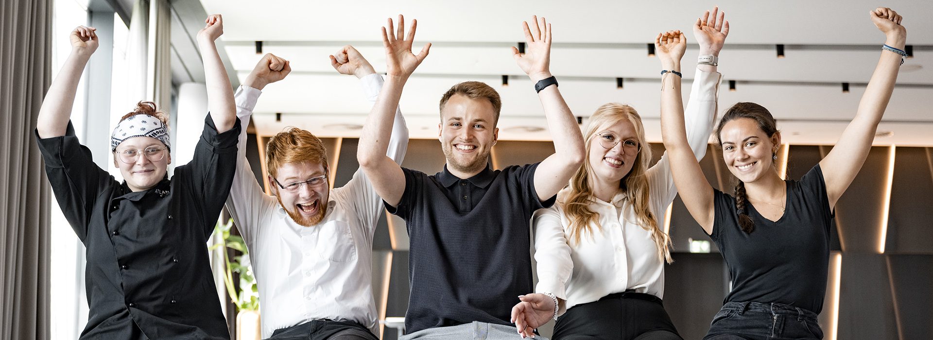 ATLANTIC_Hotel_Münster_Azubis_Gruppenbild-7_©-Oliver-Pracht_1920x700